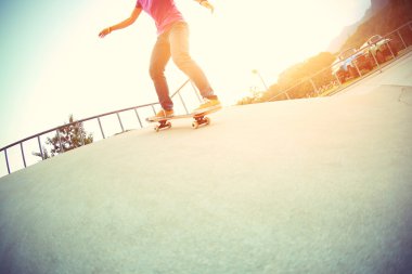 Genç kadın kaykaycı