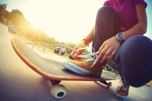 Skateboarder attacher lacet — Photo