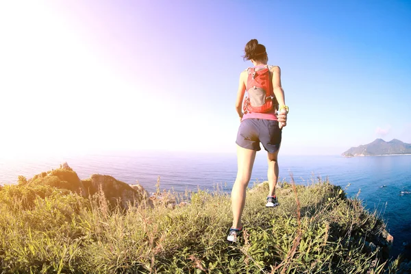 海辺山で走っている女性 — ストック写真