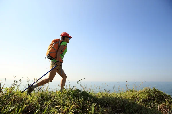 Young woman hiker — Stock Photo, Image