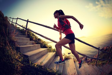 Üst katta çalışan fitness kadın
