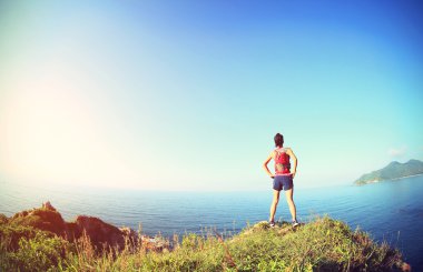 dağ tepe üzerinde genç kadın uzun yürüyüşe çıkan kimse