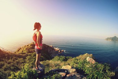 dağ tepe üzerinde genç kadın uzun yürüyüşe çıkan kimse