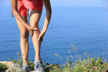 Spor yaralı bacak tutan kadın