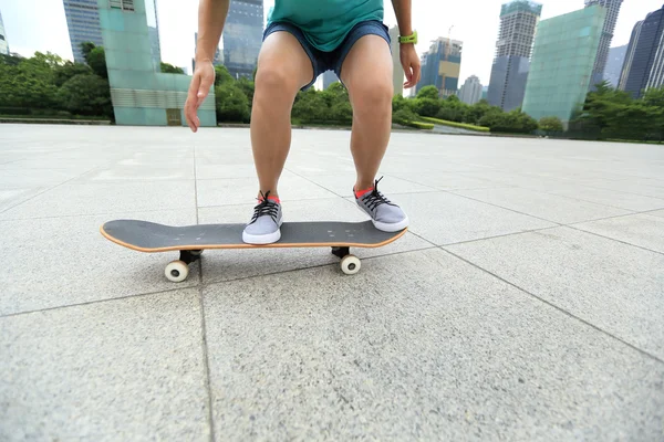 Skateboardåkare ben ridning styrelse — Stockfoto