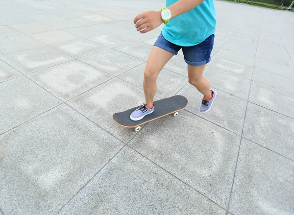 Skateboardista nohy na koni desky — Stock fotografie