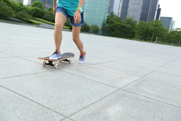 Skateboarder legs riding board — Stock Photo, Image