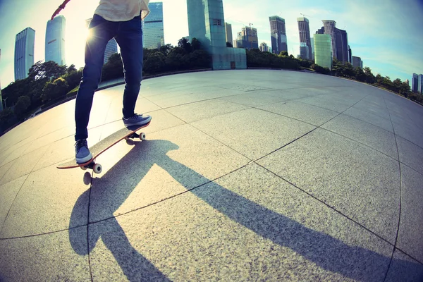 Skater nogi jazda pokładzie — Zdjęcie stockowe