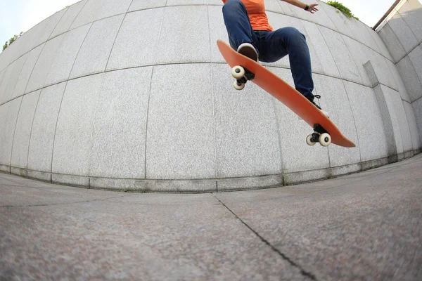 Vrouw skateboarder beoefenen — Stockfoto