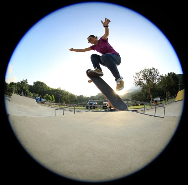 Skateboard féminin au skatepark — Photo