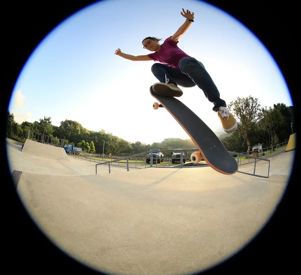 Skateboard féminin au skatepark — Photo