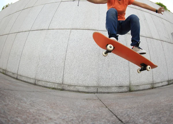 Skateboarderin übt — Stockfoto