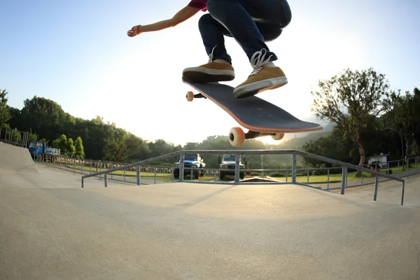 Skateboarderin übt — Stockfoto
