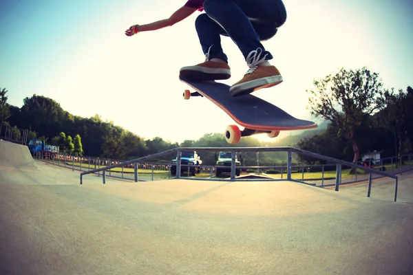 Donna skateboarder pratica — Foto Stock