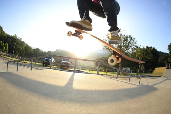 Skateboardista žena cvičí — Stock fotografie