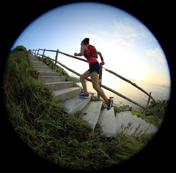 Fitness kobieta działa w górę po schodach — Zdjęcie stockowe