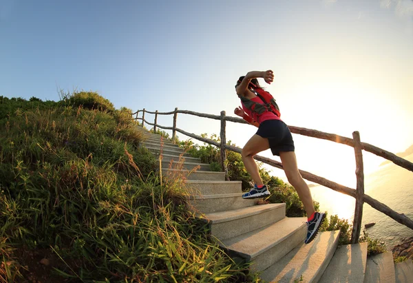 Fitness donna correre su per le scale — Foto Stock