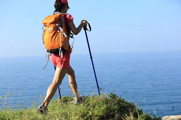 Woman hiking on seaside — Stock Photo, Image