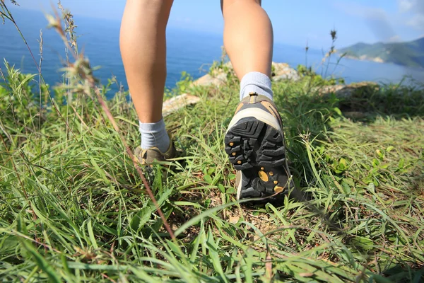 Senderismo piernas de excursionista femenino —  Fotos de Stock