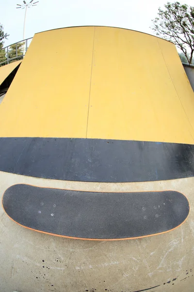 Скейтборд над парковою рампою — стокове фото