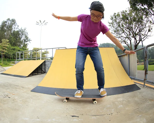 Patinaje femenino en skatepark —  Fotos de Stock