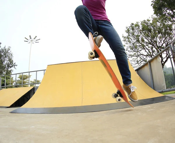 Kvinna Skateboardåkning på skatepark — Stockfoto