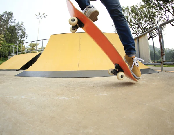 Skateboard féminin au skatepark — Photo