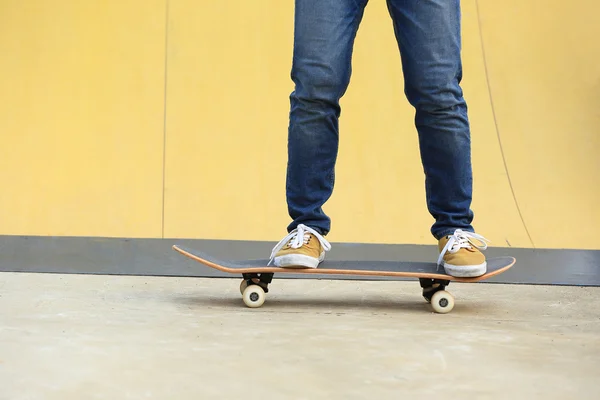 Skateboard féminin au skatepark — Photo