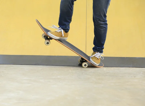 Skateboardfahrerinnen im Skatepark — Stockfoto