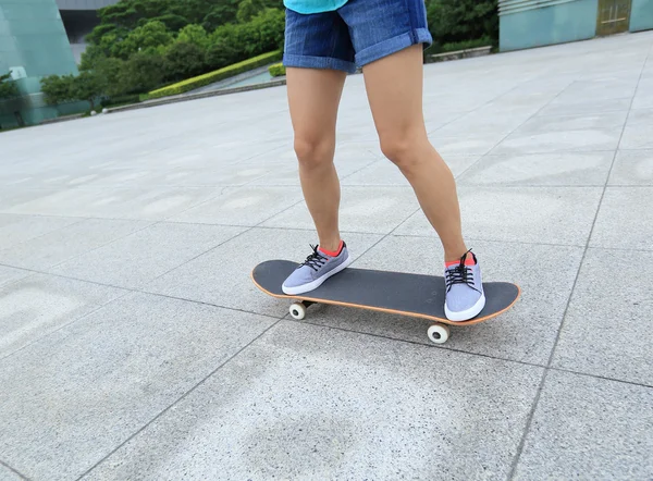 Skateboarder legs riding board — Stock Photo, Image