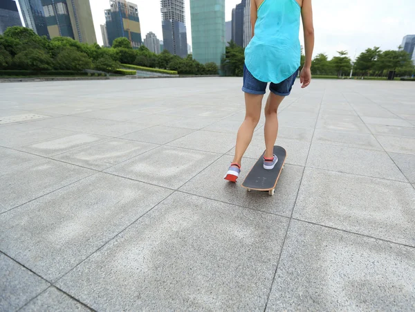 Skateboarder legs riding board — Stock Photo, Image