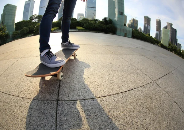 Skateboardåkare ben ridning styrelse — Stockfoto