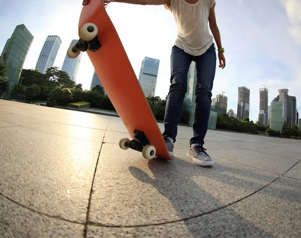 Skateboarder jambes planche à cheval — Photo