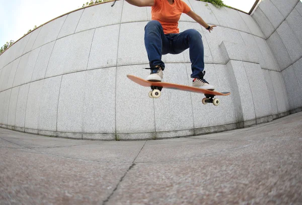 Skateboard femminile allo skatepark — Foto Stock