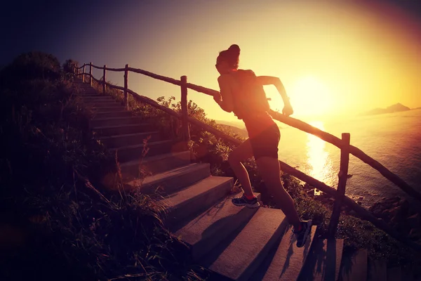 Fitness kvinna kör upp trappan — Stockfoto