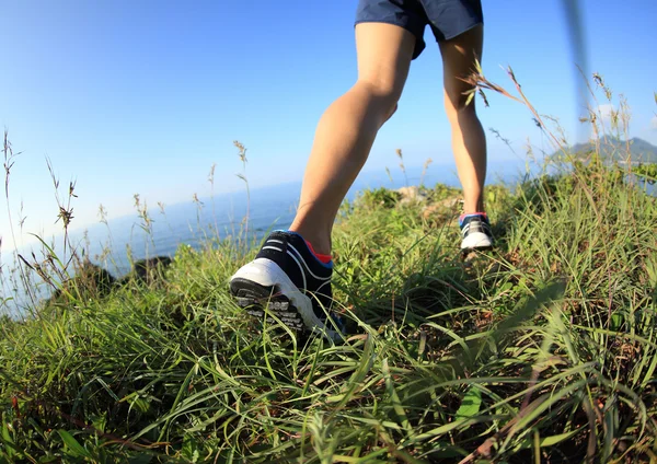 Kadın uzun yürüyüşe çıkan kimse bacaklar Hiking — Stok fotoğraf