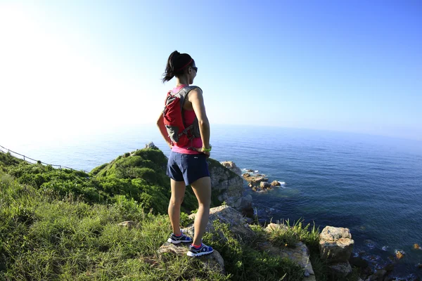 Jovem caminhante no pico da montanha — Fotografia de Stock