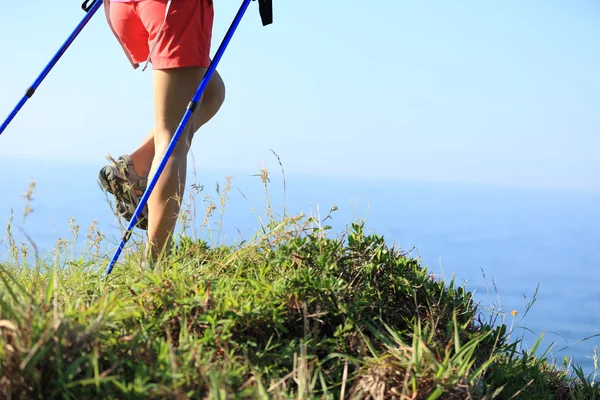 Woman hiking on seaside — Stock Photo, Image