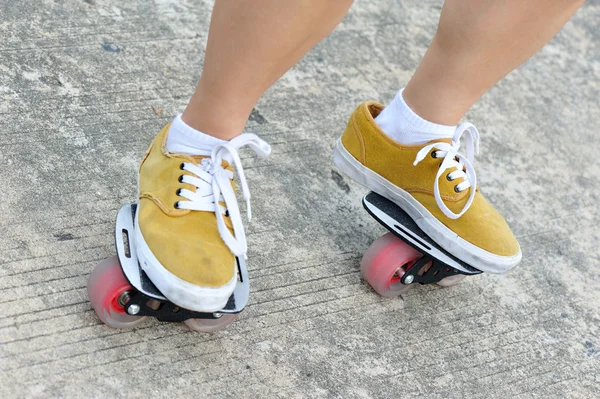 Ben praktiken freeline skateboard — Stockfoto