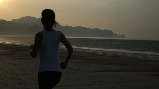 Femme courant à la plage du lever du soleil — Video