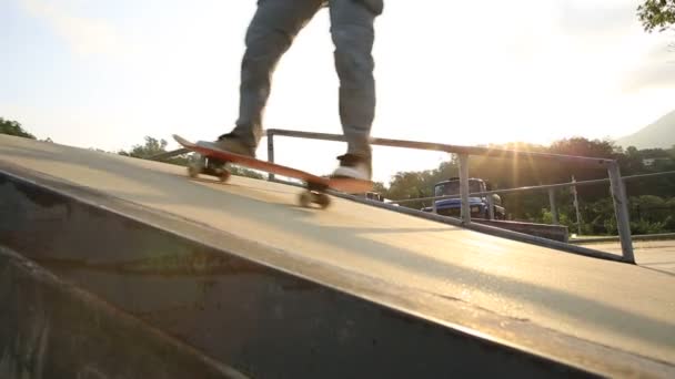 Skateboardista nohy skateboardingu — Stock video
