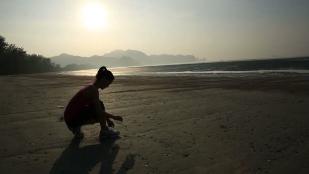 女人绑鞋带 — 图库视频影像