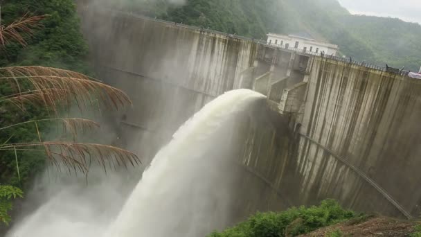 Água de descarga da barragem — Vídeo de Stock