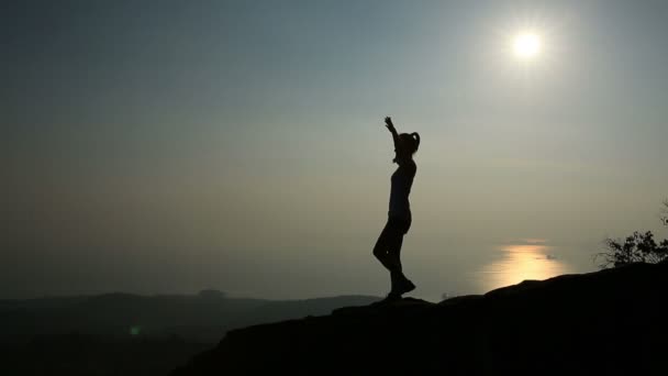 Young fitness woman with open arms — Stock Video