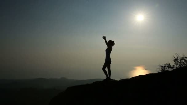 Young fitness woman with open arms — Stock Video