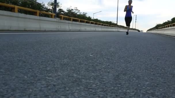 Yolda çalışan runner atlet — Stok video