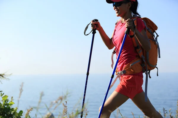 Escursionista femminile sul mare — Foto Stock