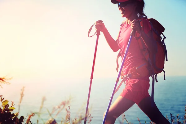 Caminhante feminino à beira-mar — Fotografia de Stock