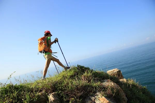 Montagna escursionista femminile picco — Foto Stock