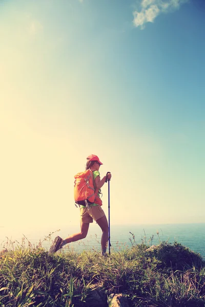 Feminino Caminhante montanha pico — Fotografia de Stock